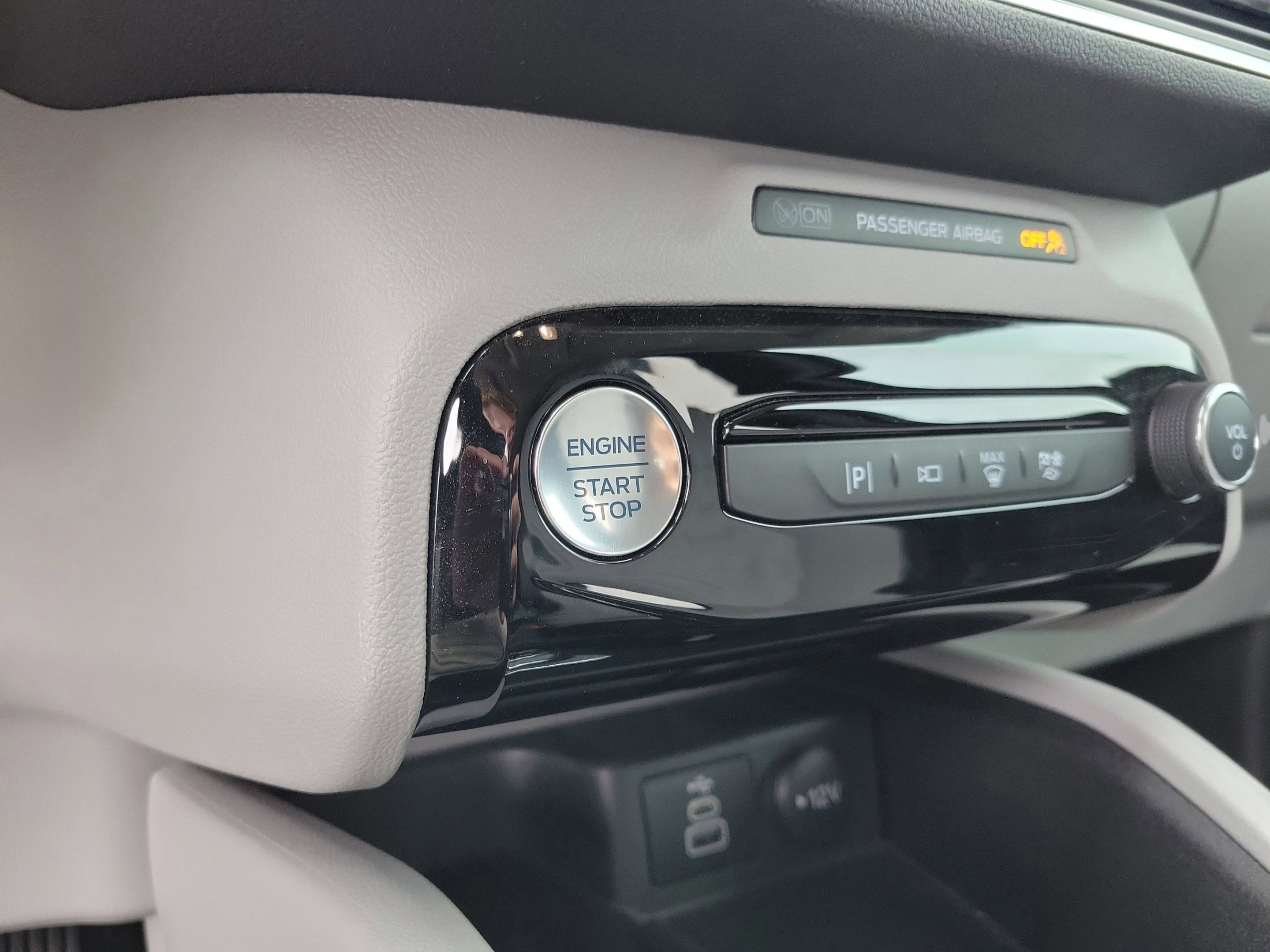 Certified 2024 Ford Escape SE w/ PHEV Premium Package image 31