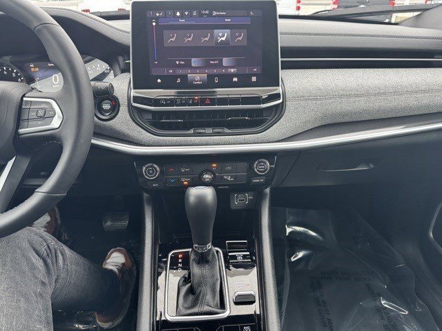 Used 2024 Jeep Compass Latitude image 17