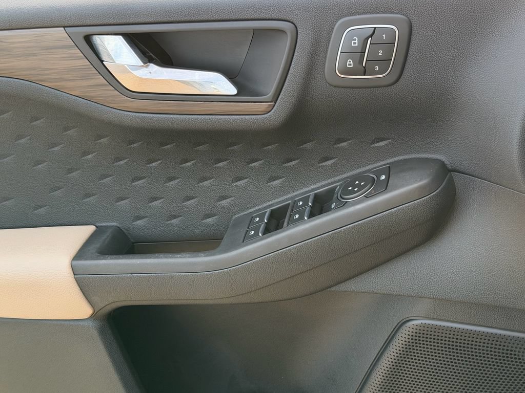 Certified 2020 Ford Escape Titanium AWD/4WD image 26