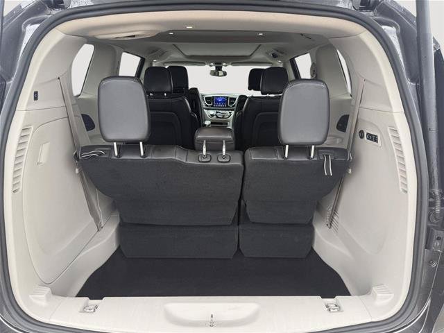 Used 2017 Chrysler Pacifica Limited FWD image 7