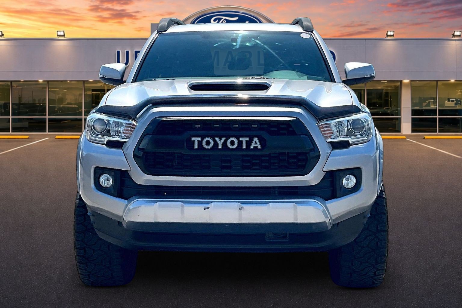 Used 2017 Toyota Tacoma TRD Sport AWD/4WD image 3