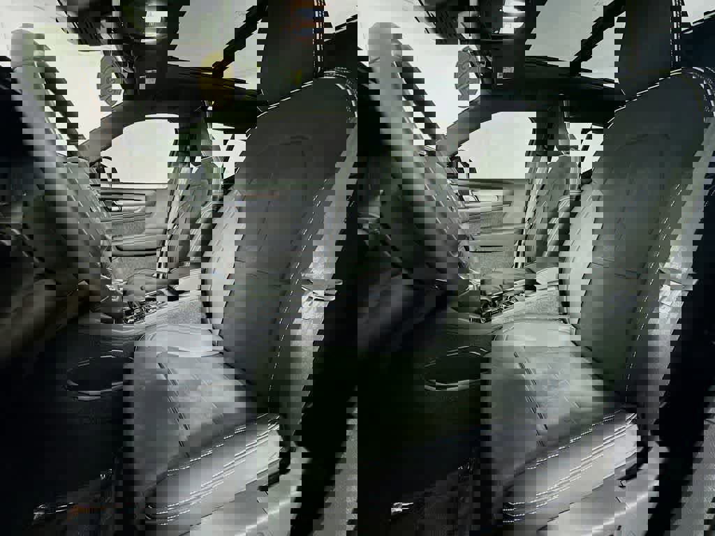 Used 2023 Volvo XC40 B5 Plus image 12