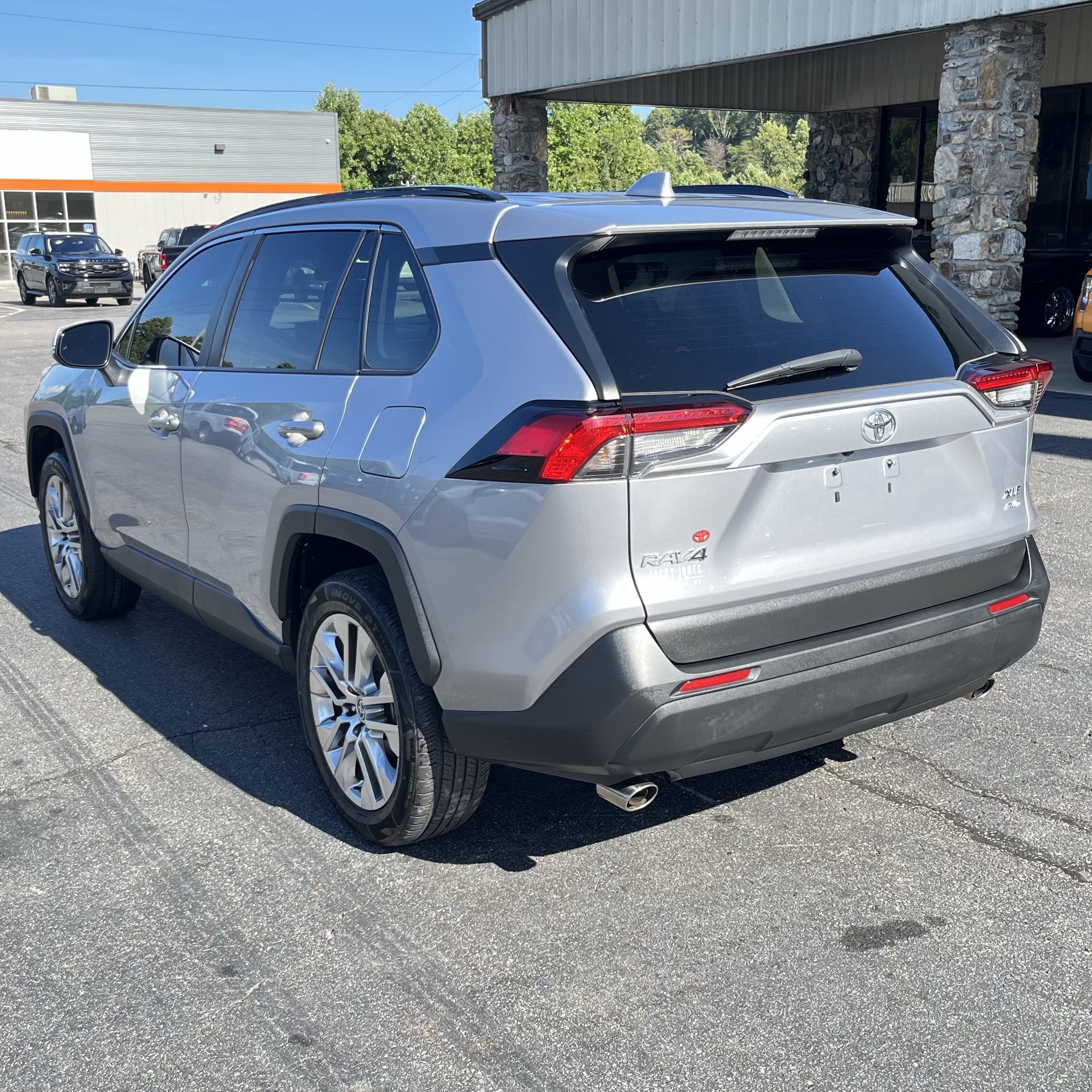 Used 2021 Toyota RAV4 XLE Premium AWD/4WD image 8