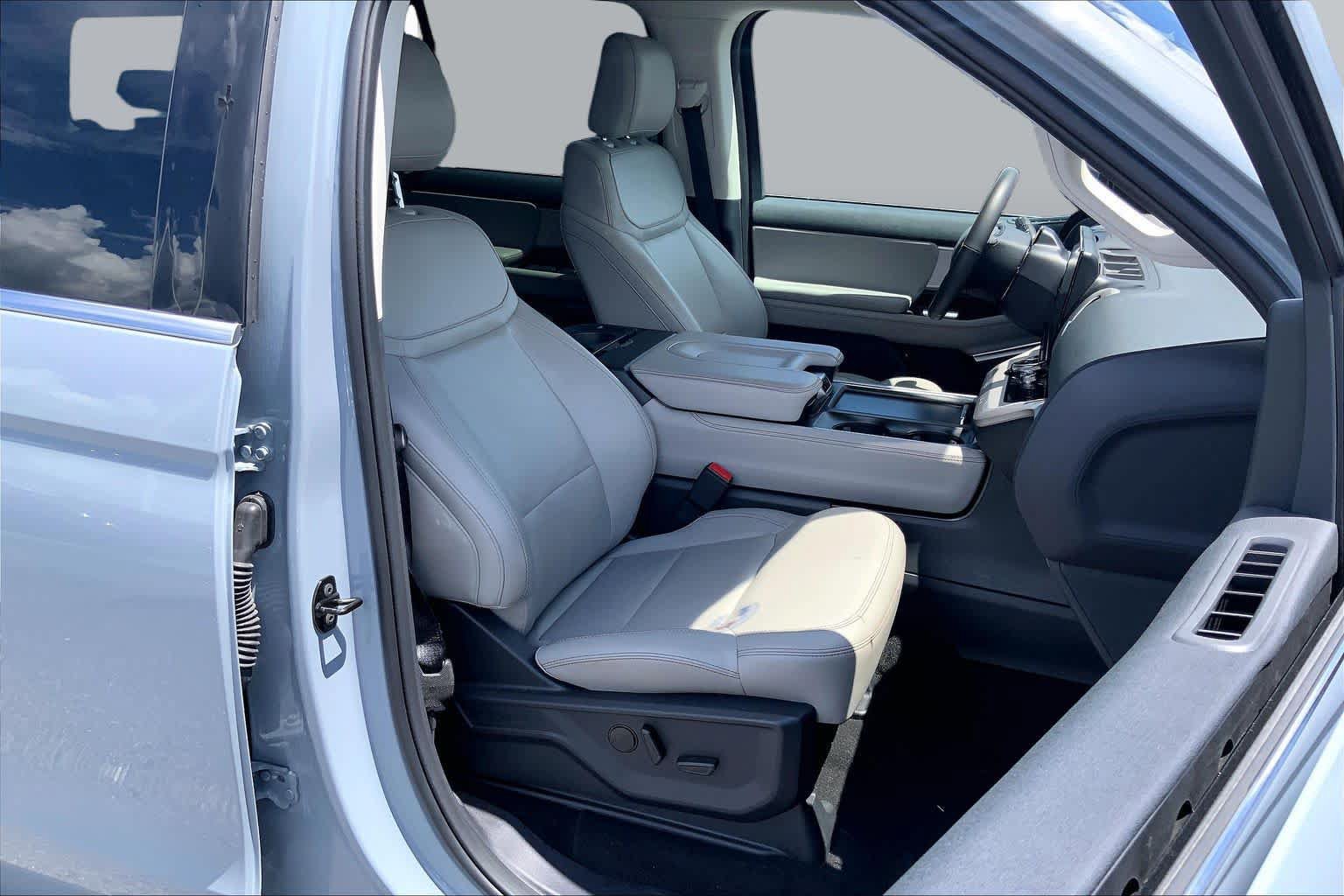 Certified 2025 Ford Expedition Active AWD/4WD image 9