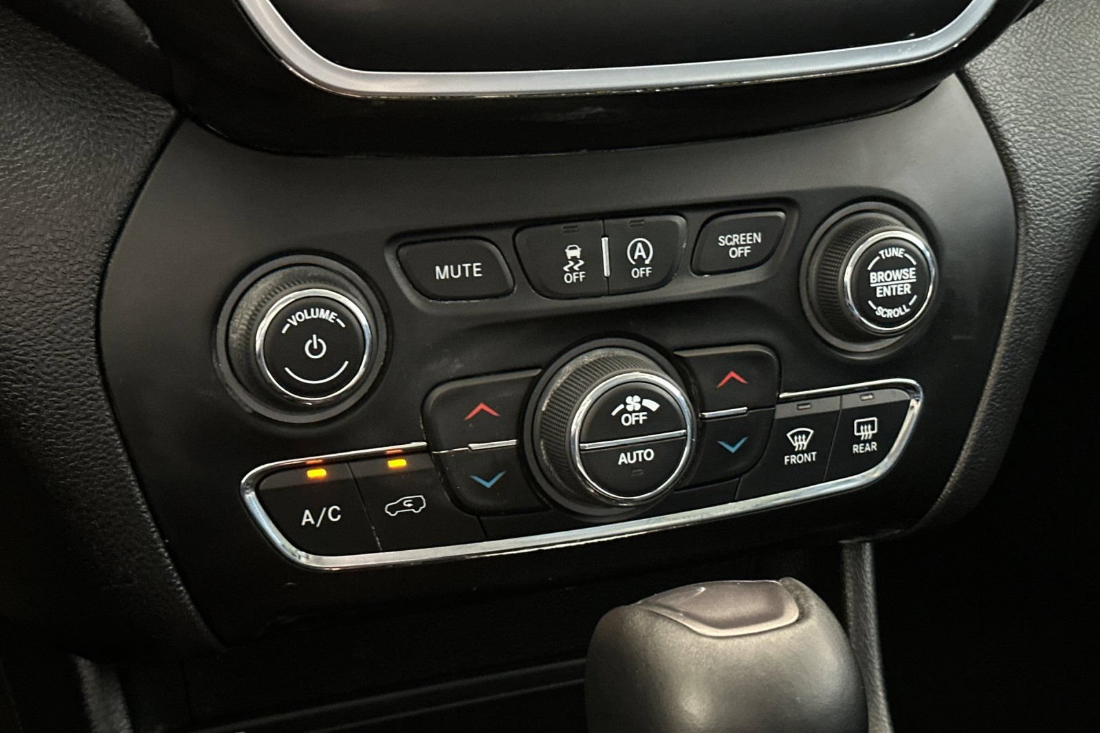 Used 2020 Jeep Cherokee Latitude Plus w/ Comfort/Convenience Group AWD/4WD image 19