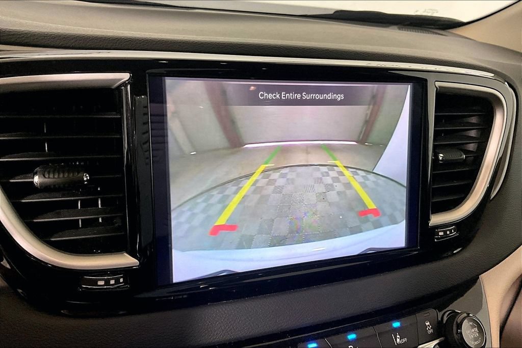 Used 2023 Chrysler Pacifica Touring-L FWD image 17