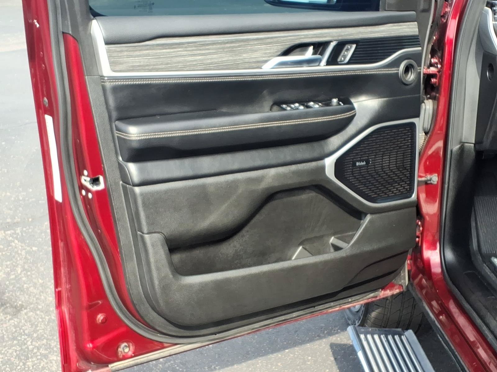 Used 2024 Jeep Wagoneer Series III w/ Premium Group I AWD/4WD image 21