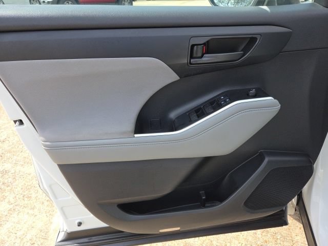 Used 2020 Toyota Highlander LE w/ Protection Package #3 FWD image 31
