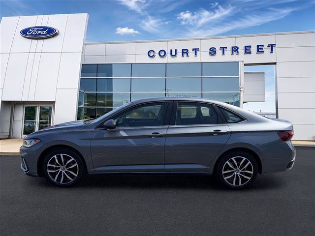 Used 2025 Volkswagen Jetta SE FWD image 8