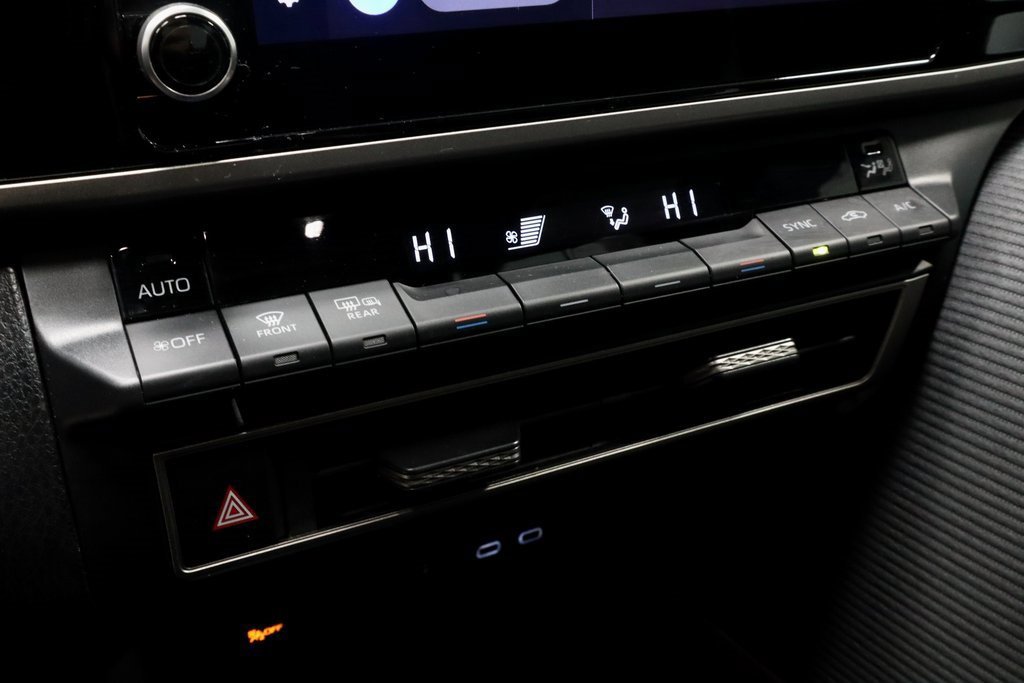 Used 2025 Toyota Camry SE image 30