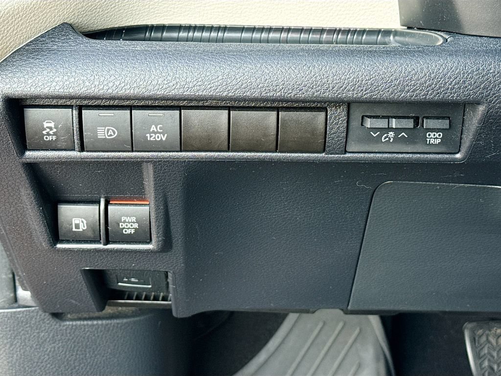 Used 2022 Toyota Sienna XLE w/ XLE Plus Package FWD image 10