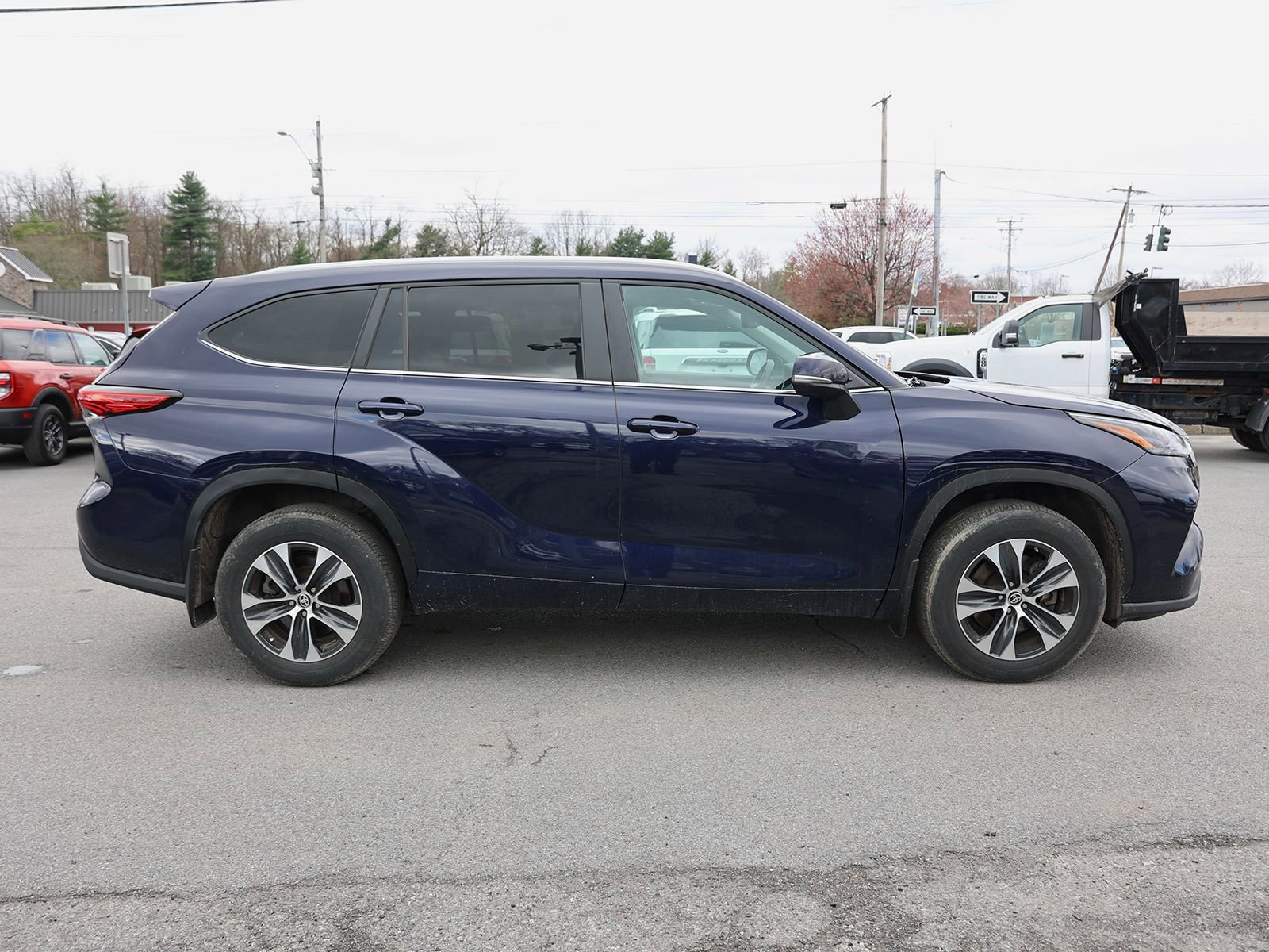 Used 2023 Toyota Highlander XLE AWD/4WD image 2