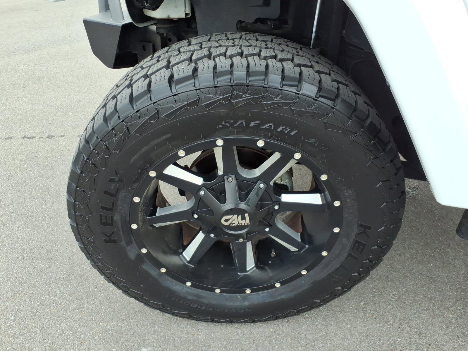 Used 2017 Jeep Wrangler Unlimited Sahara AWD/4WD image 9