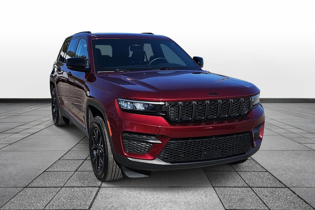 Used 2025 Jeep Grand Cherokee Altitude AWD/4WD image 3