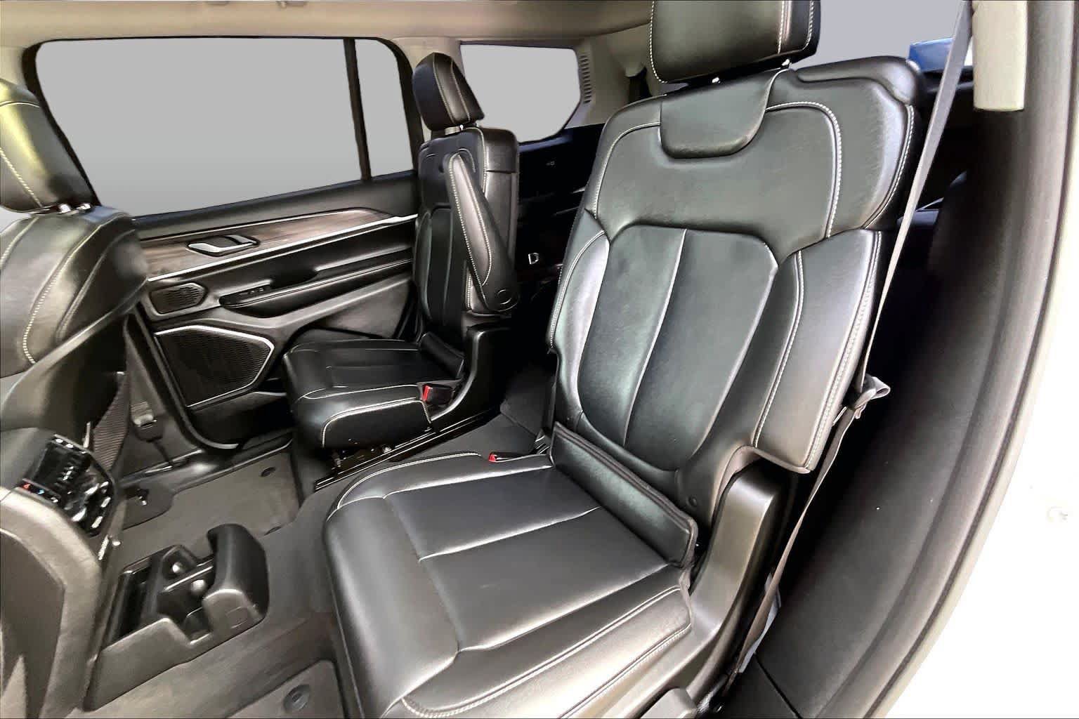Used 2022 Jeep Grand Cherokee L Limited w/ Black Appearance Package AWD/4WD image 19