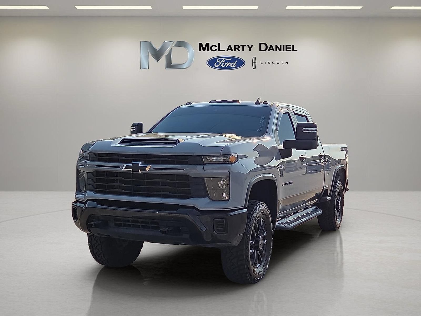 Used 2024 Chevrolet Silverado 2500 Custom w/ Custom Value Package AWD/4WD image 2
