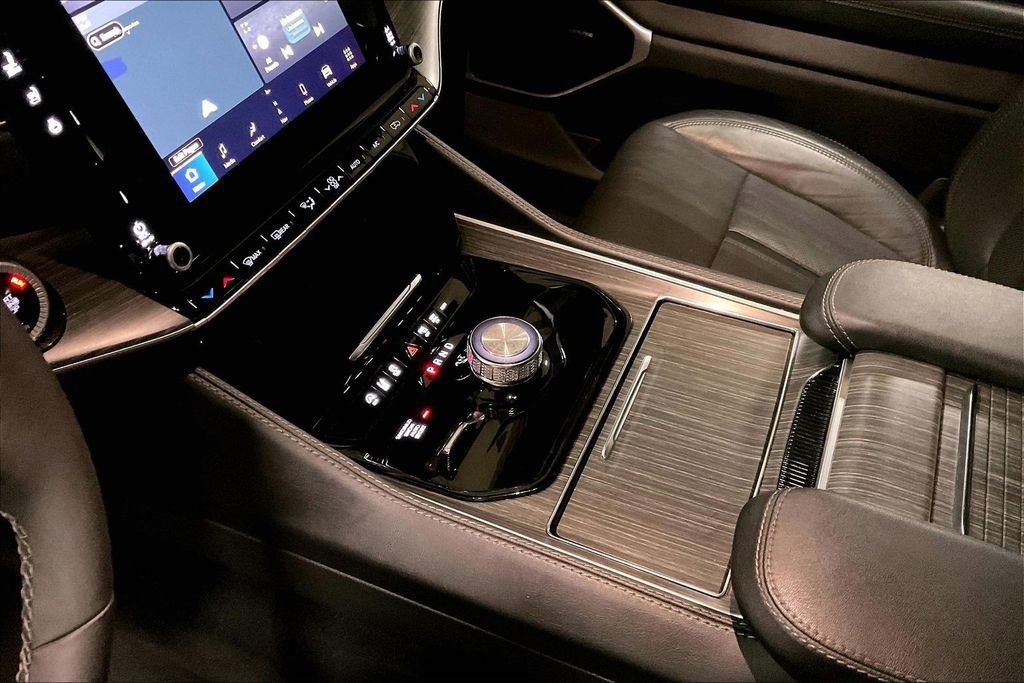 Used 2024 Jeep Wagoneer Series II w/ Flexible Seating Group image 16