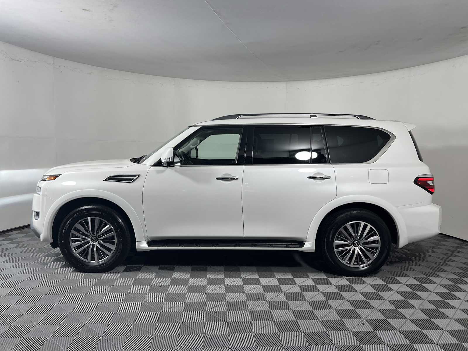 Used 2023 Nissan Armada SL AWD/4WD image 4
