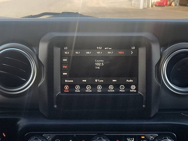 Used 2018 Jeep Wrangler Unlimited Sahara w/ Cold Weather Group AWD/4WD image 16