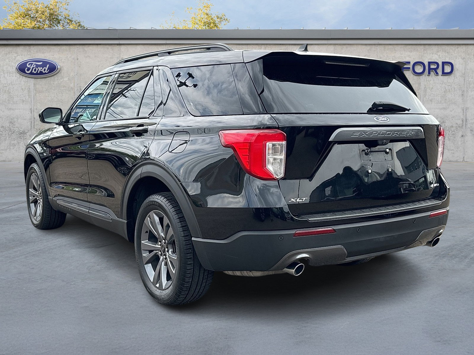 Certified 2023 Ford Explorer XLT w/ Equipment Group 202A AWD/4WD image 4
