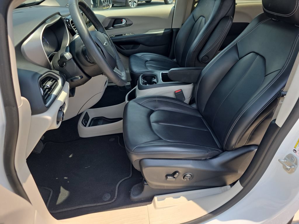 Used 2023 Chrysler Pacifica Touring-L FWD image 12