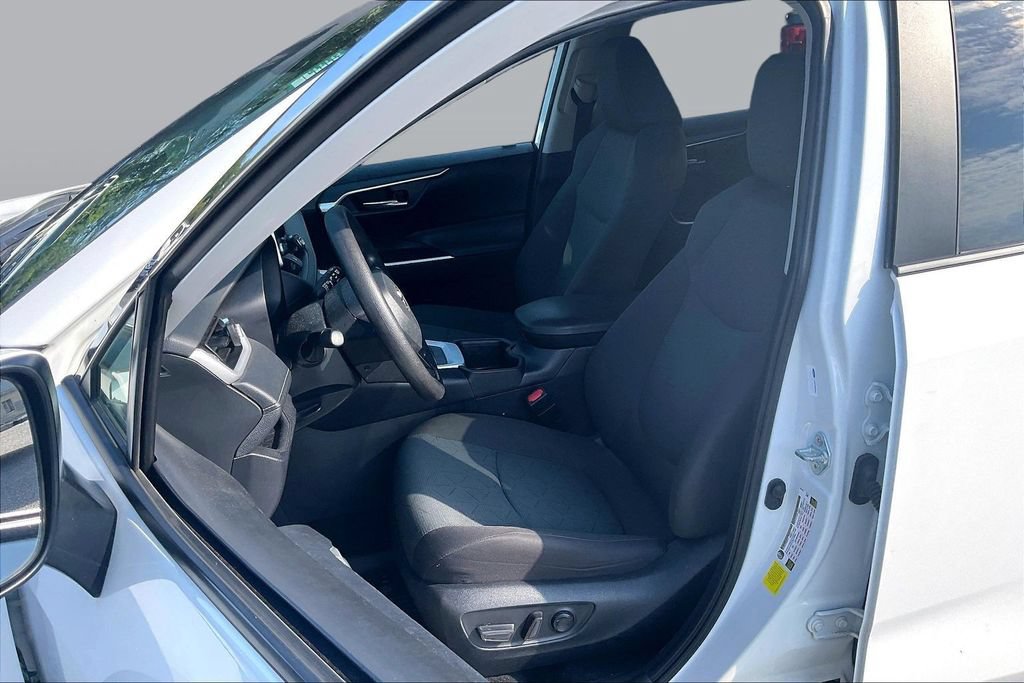 Used 2024 Toyota RAV4 XLE FWD image 25
