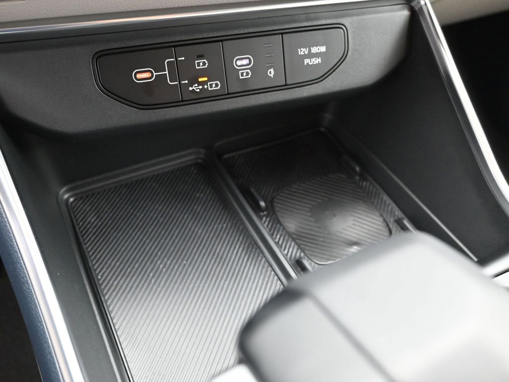 Used 2025 Kia Carnival EX image 18