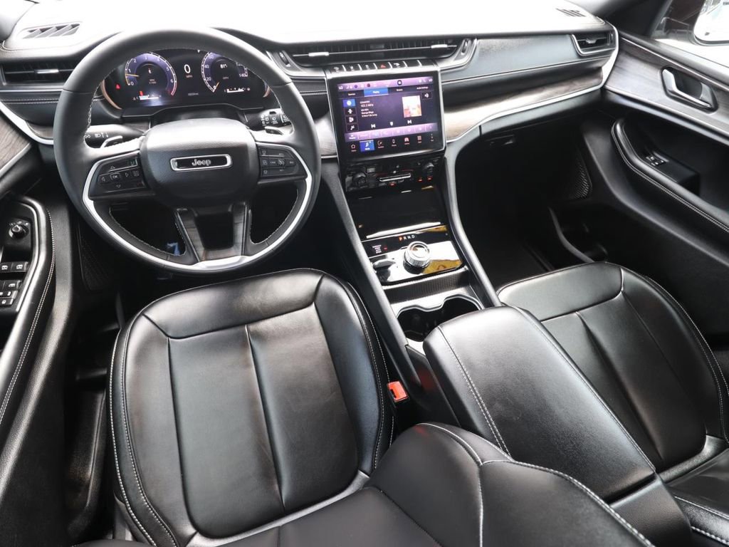 Used 2025 Jeep Grand Cherokee L Limited w/ Black Appearance Package AWD/4WD image 11