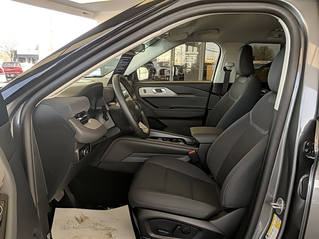 Certified 2025 Ford Explorer Active image 12