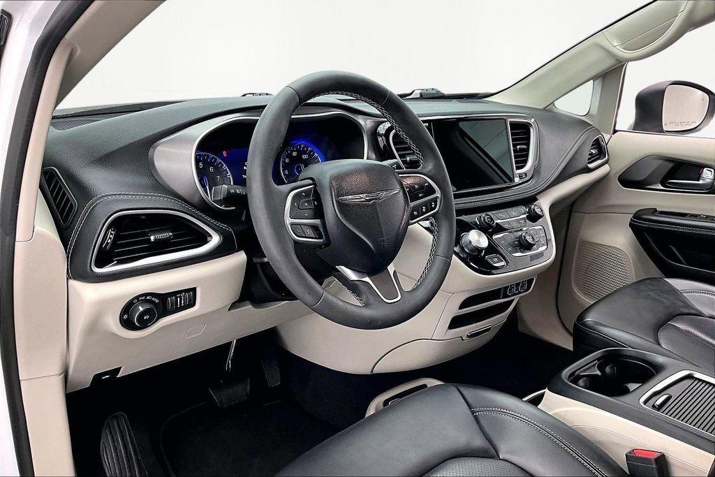 Used 2023 Chrysler Pacifica Touring-L image 14