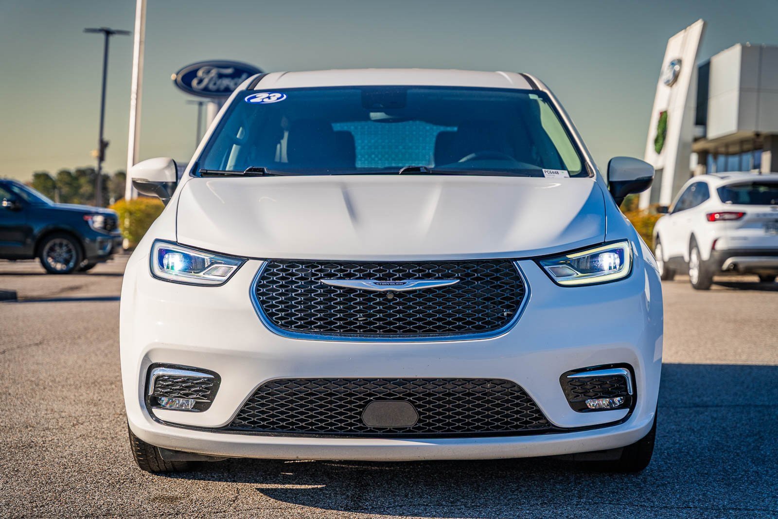 Used 2023 Chrysler Pacifica Touring-L image 2