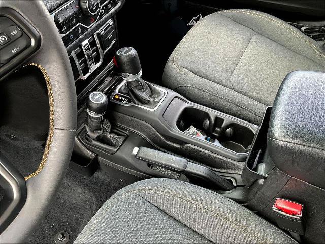 Used 2024 Jeep Wrangler Unlimited w/ Convenience Group AWD/4WD image 18
