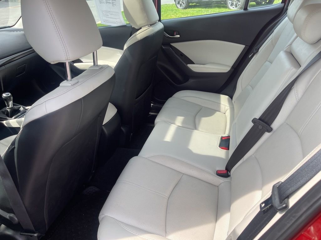 Used 2018 MAZDA MAZDA3 Grand Touring w/ Premium Equipment Package FWD image 9