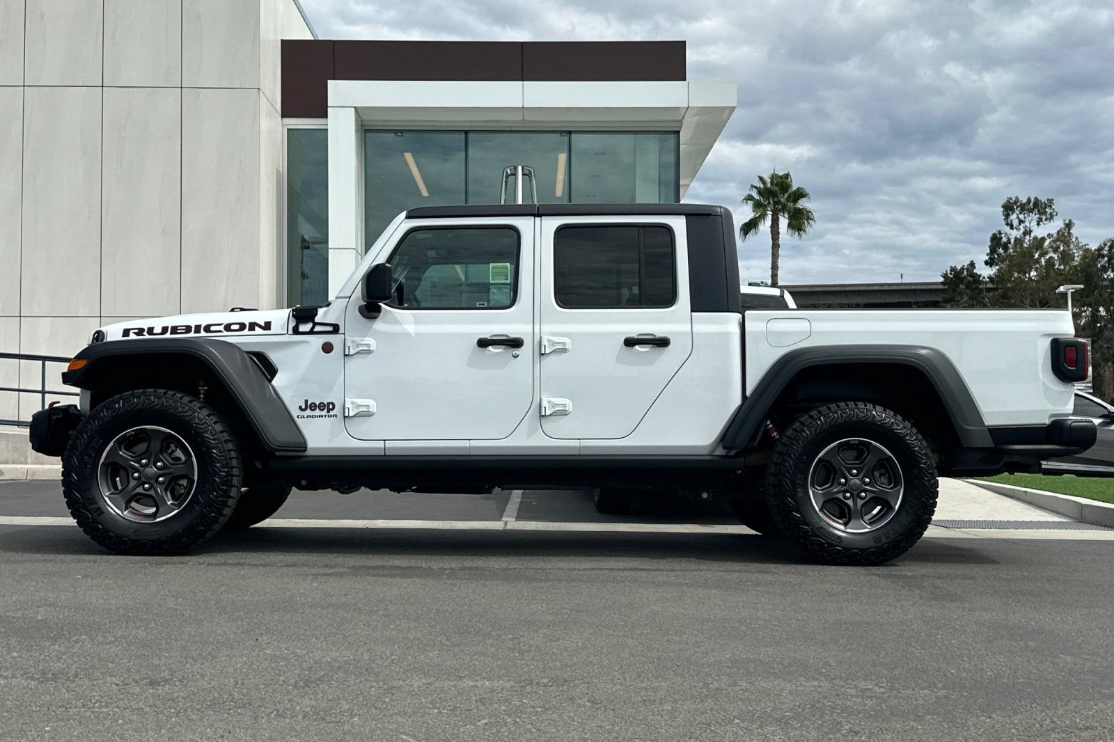 Used 2021 Jeep Gladiator Rubicon w/ Trailer Tow Package AWD/4WD image 6