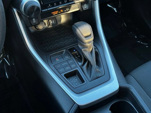 Used 2019 Toyota RAV4 LE w/ Carpet Mat Package AWD/4WD image 18