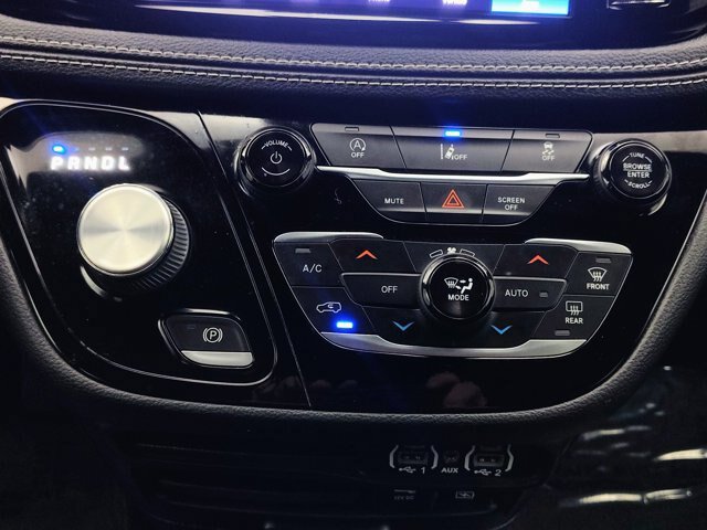 Used 2022 Chrysler Pacifica Touring FWD image 33