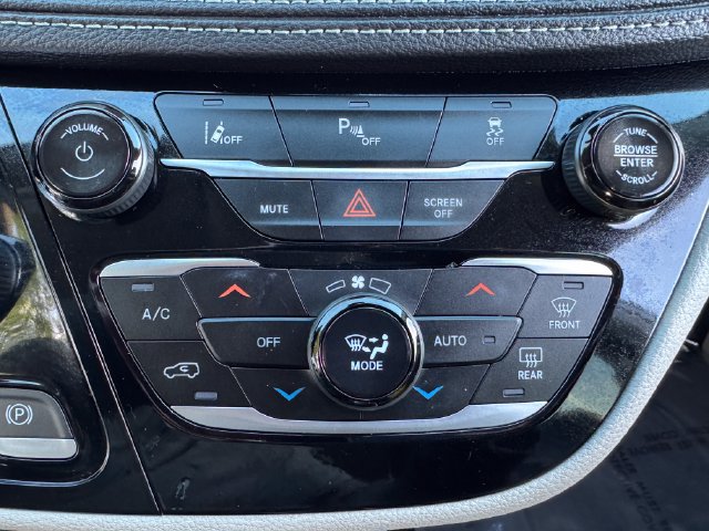 Used 2024 Chrysler Pacifica Limited FWD image 28