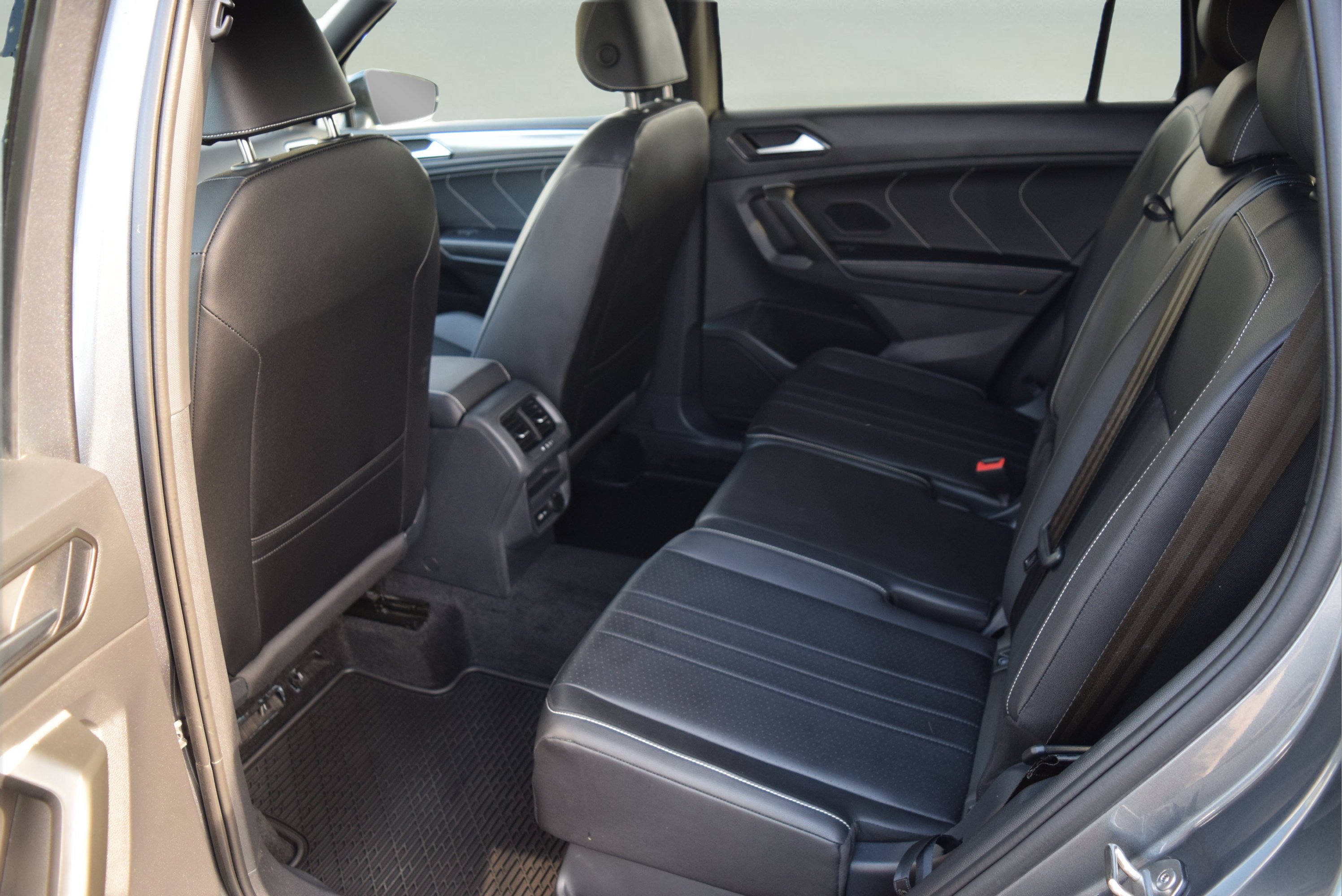 Used 2024 Volkswagen Tiguan SE R-Line AWD/4WD image 8