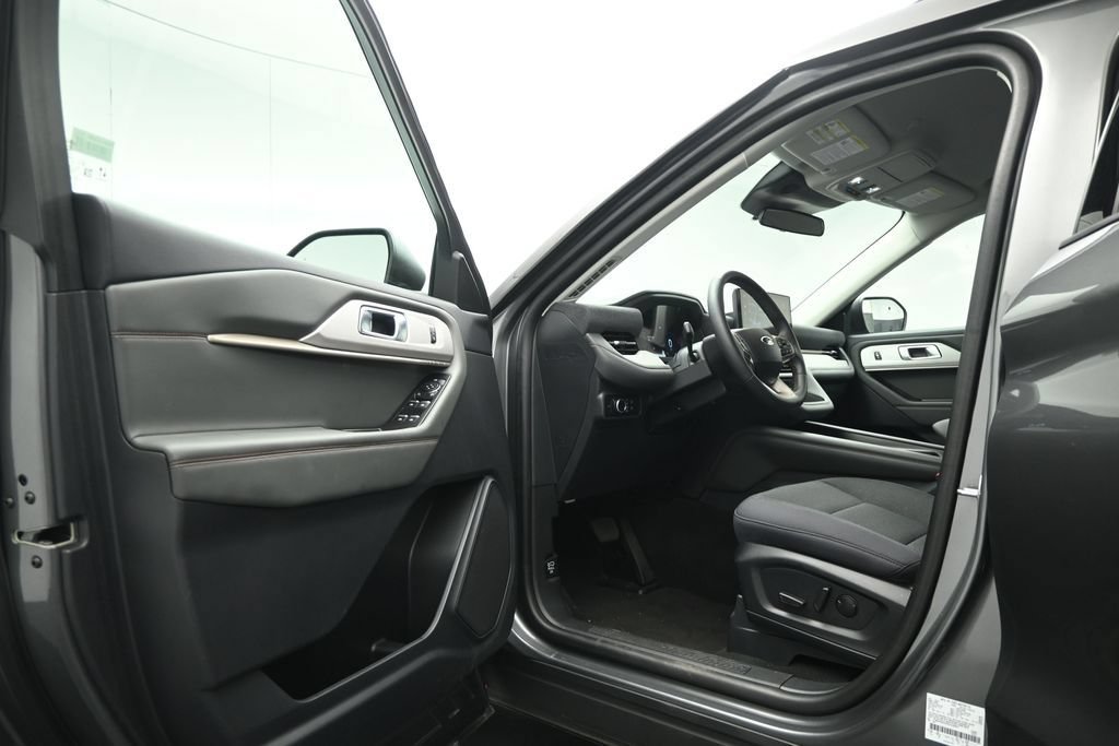 Certified 2025 Ford Explorer Active AWD/4WD image 7