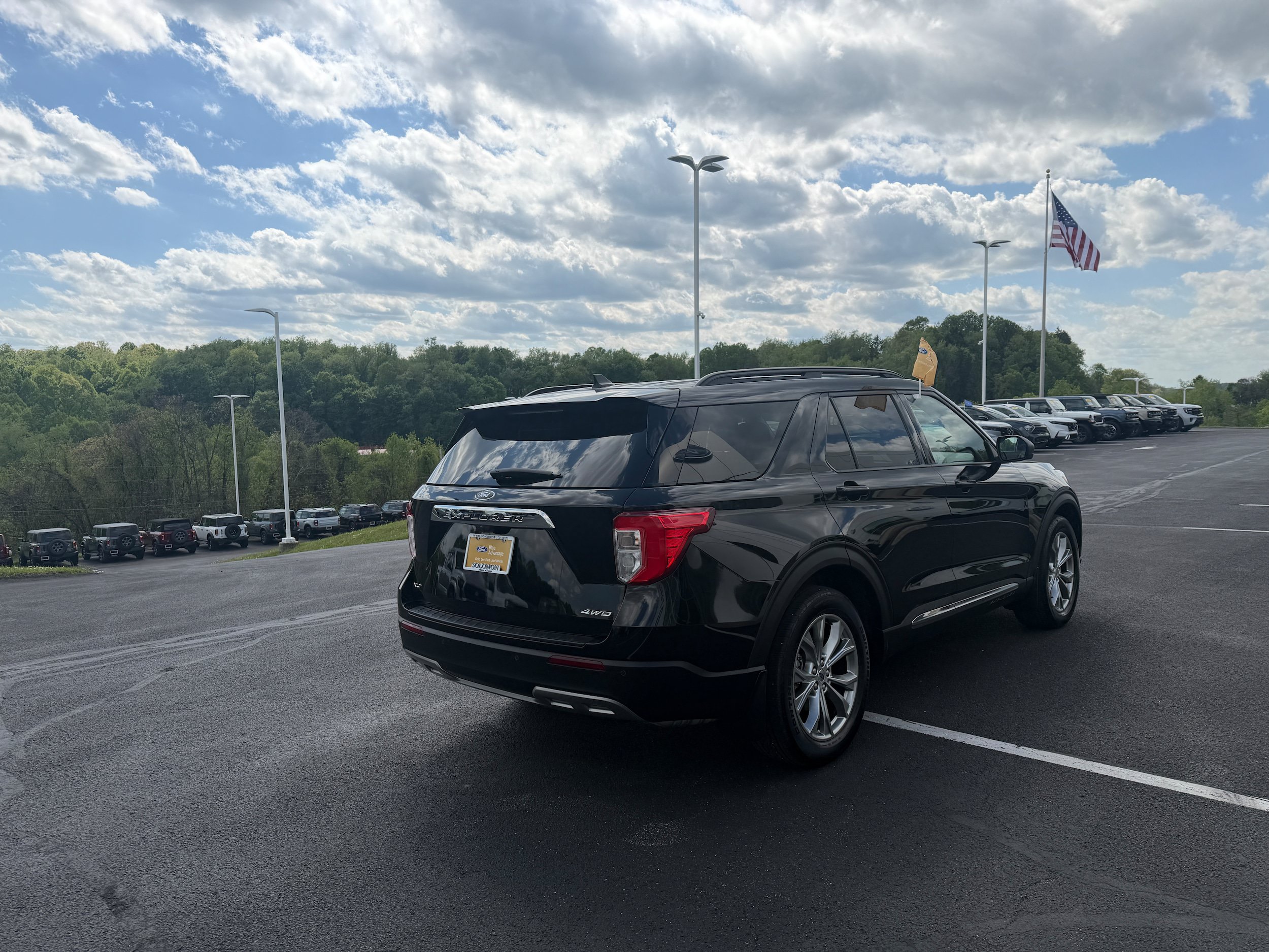 Certified 2021 Ford Explorer XLT w/ Equipment Group 202A AWD/4WD image 5