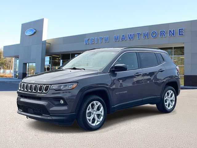 Used 2024 Jeep Compass Latitude AWD/4WD image 3