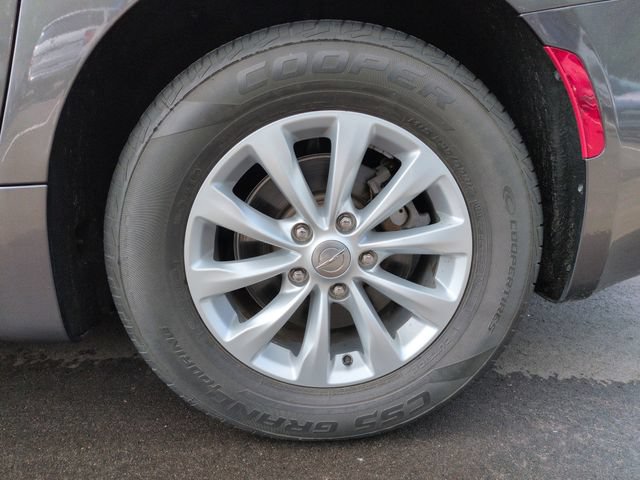 Used 2017 Chrysler Pacifica Touring w/ Tire & Wheel Group FWD image 11