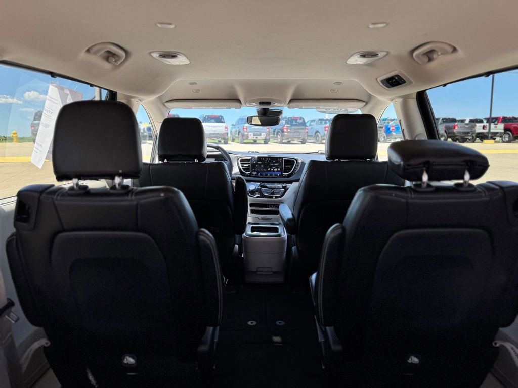 Used 2023 Chrysler Pacifica Touring-L FWD image 42