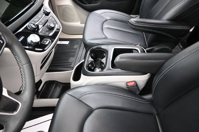 Used 2024 Chrysler Pacifica Touring-L FWD image 27