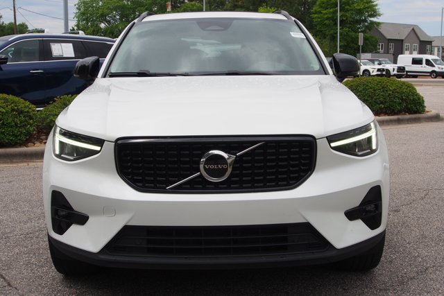 Used 2023 Volvo XC40 B5 Plus AWD/4WD image 3