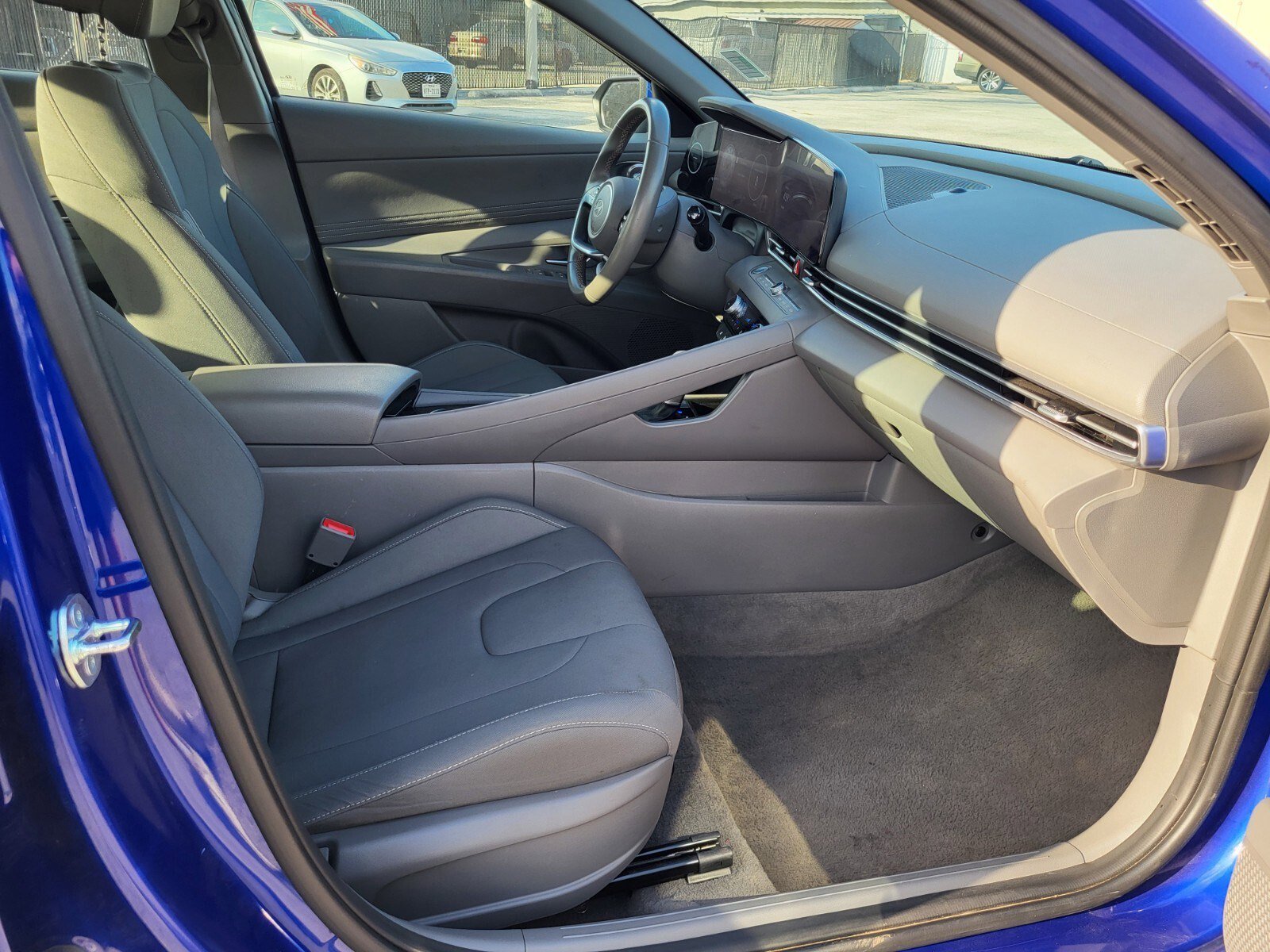 Used 2025 Hyundai Elantra SEL image 12