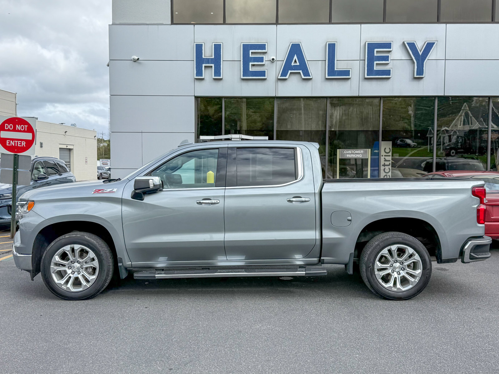 Used 2023 Chevrolet Silverado 1500 LTZ w/ Technology Package AWD/4WD image 9