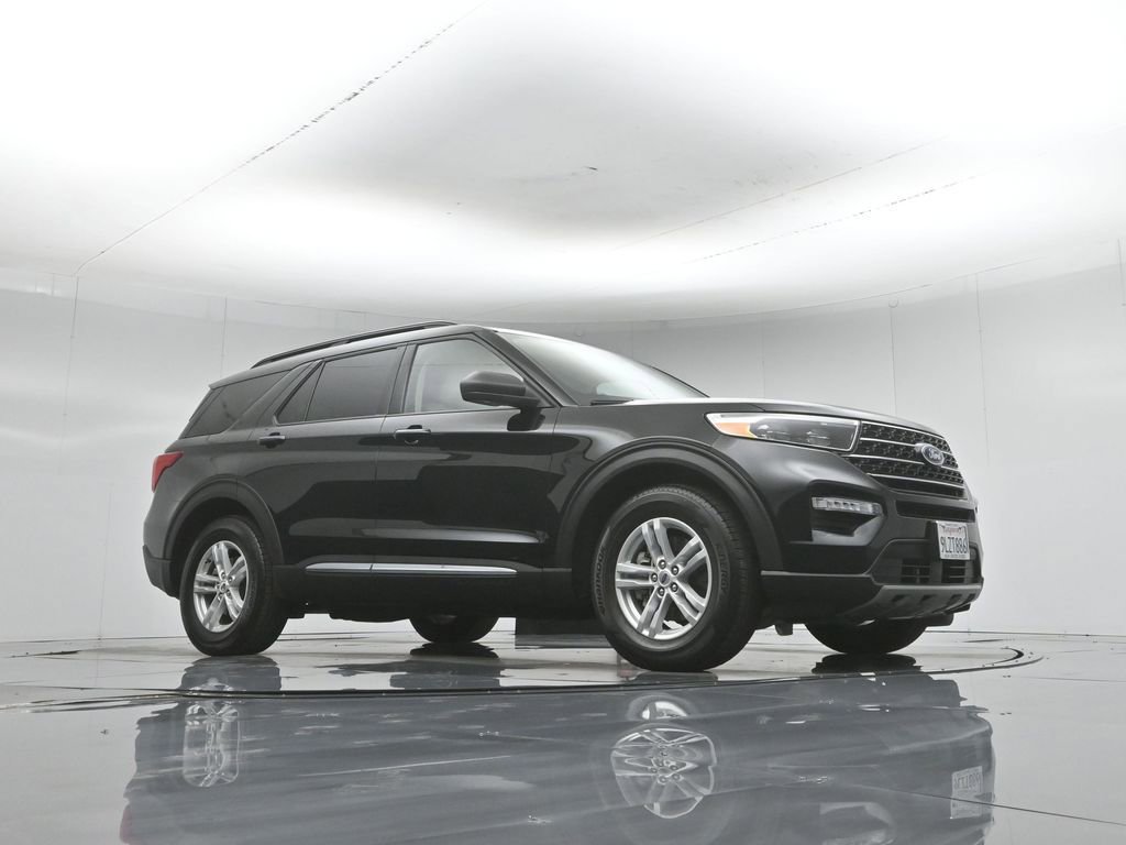 Certified 2024 Ford Explorer XLT w/ Equipment Group 202A RWD image 4