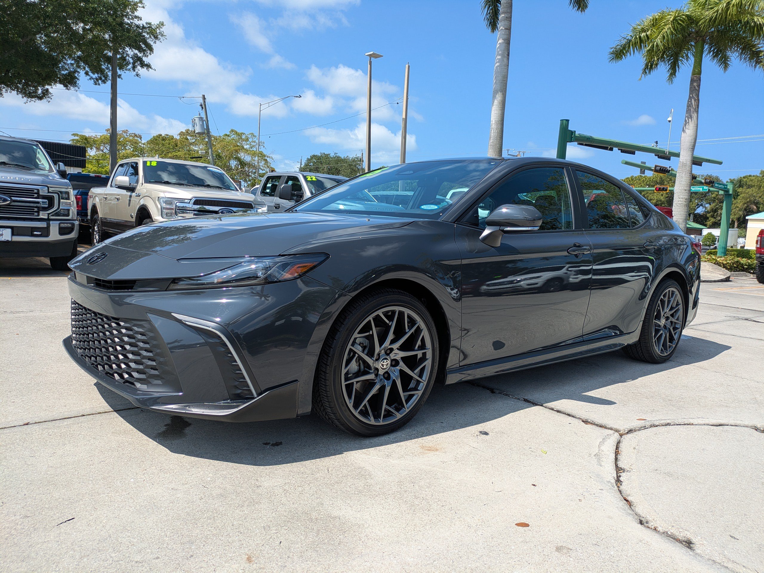 Used 2025 Toyota Camry SE FWD image 7