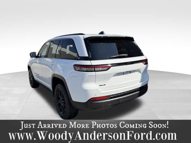Used 2024 Jeep Grand Cherokee Altitude AWD/4WD image 4